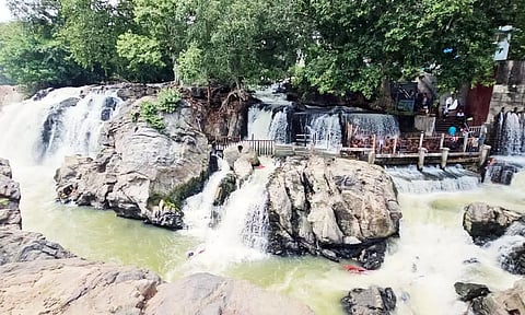 ஒகேனக்கல் காவிரி ஆற்றில் நீர்வரத்து 4 ஆயிரம் கன அடியாக அதிகரிப்பு