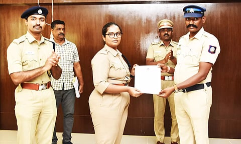 போலீஸ் சூப்பிரண்டு கிரண் ஸ்ருதி சான்றிதழை போலீசாருக்கு வழங்கிய போது எடுத்த படம்.