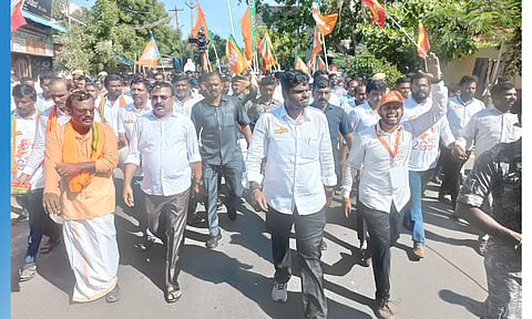 ஒத்தக்கடை பகுதியில் அண்ணாமலை பயணம் மேற்கொண்டார்.
