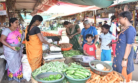 ஈரோடு வ.உ.சி. மார்க்கெட்டில் காய்கறிகள் விலை குறைந்தது