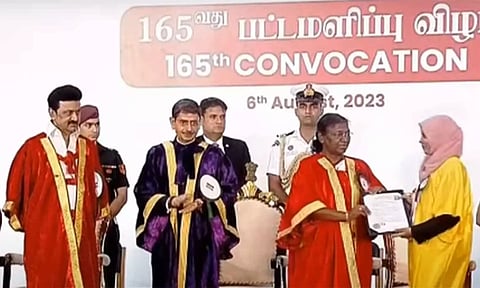 சென்னை பல்கலைக்கழக பட்டமளிப்பு விழா: மாணவர்களுக்கு பட்டங்கள் வழங்கினார் ஜனாதிபதி திரவுபதி முர்மு
