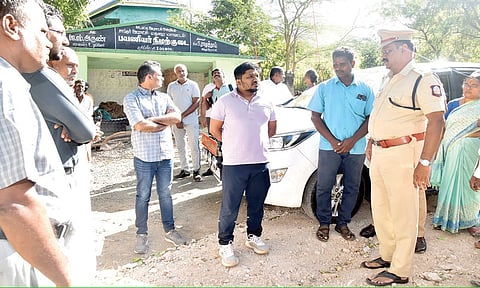 தற்காலிக பஸ் நிறுத்தம் அமைக்கப்படவுள்ள இடங்களை கலெக்டர் ஜெயசீலன் பார்வையிட்டார்.