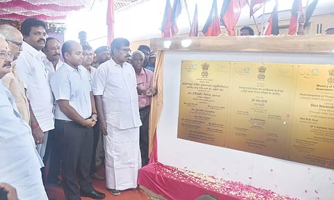 தஞ்சை ரெயில் நிலையத்தை மேம்படுத்தும் திட்ட பணிக்கான கல்வெட்டு திறந்து வைக்கப்பட்டது.
