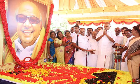 மத்திய மாவட்ட தி.மு.க. அலுவலகத்தில் உள்ள மாதிரி கலைஞர் நினைவாலயத்தில் சபாநாயகர் அப்பாவு மரியாதை செலுத்திய காட்சி.&nbsp;