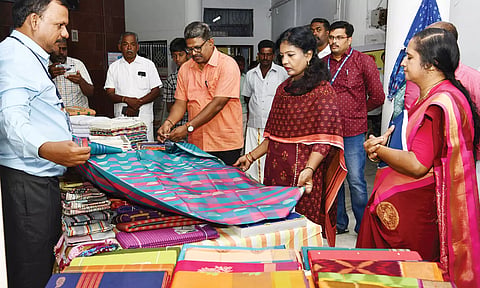 கைத்தறி விற்பனை கண்காட்சியை கலெக்டர் ஷஜீவனா தொடங்கி வைத்து பார்வையிட்டார்.