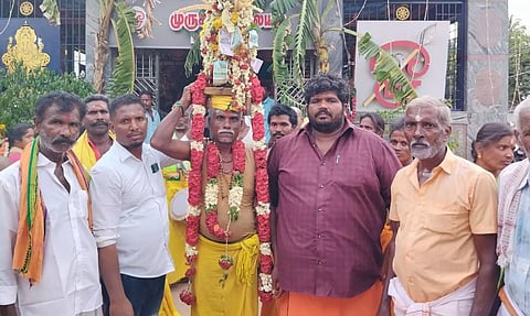 திருவிழாவில் பக்தர் கரகம் எடுத்து வந்த காட்சி.