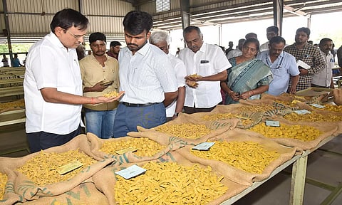 ஒழுங்குமுறை விற்பனைக் கூடத்தினை கலெக்டர் நேரில் ஆய்வு