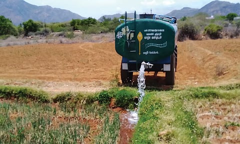 ஆண்டிபட்டி - ஏத்தகோவில் சாலையில் கூத்தமேடி கிராமத்தில் டிராக்டரில் தண்ணீர் கொண்டு வந்து பயிர்களை காப்பாற்றி வருகின்றனர்.
