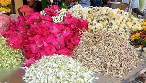 ஆடிமாதம் என்பதால் முக்கிய நிகழ்ச்சிகள் இல்லாததால்பூக்களின் விலை குறைந்தது