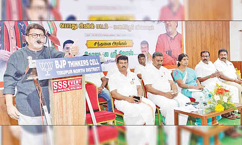 கூட்டத்தில் கோலாகல சீனிவாசன் பேசியபோது எடுத்தபடம்.