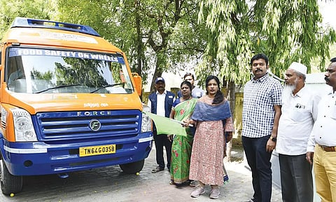 பகுப்பாய்வு வாகனத்தை கலெக்டர் ஷஜீவனா கொடியசைத்து தொடங்கி வைத்தார்.