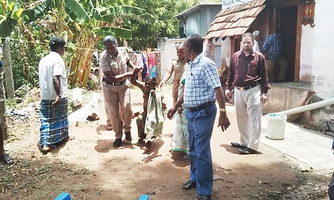 தீக்குளிக்க முயன்ற பெண்ணை அதிகாரிகள் தடுத்து நிறுத்திய காட்சி.