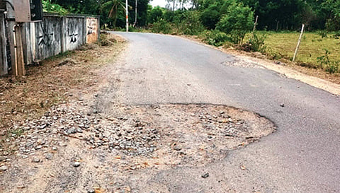 கொட்டவாடி கிராமத்தில் குண்டும், குழியுமாக பழுதடைந்து கிடக்கும் செல்லியம்மன் கோவில் தார்சாலை.