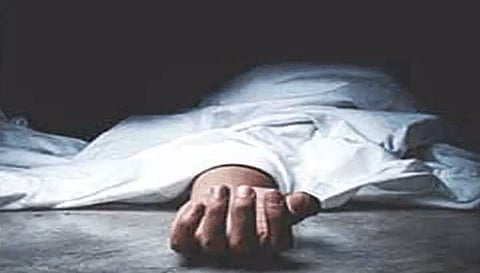 சில்லி சிக்கன் வாங்க சென்ற தொழிலாளி  மோட்டார் சைக்கிள் மோதி பலி