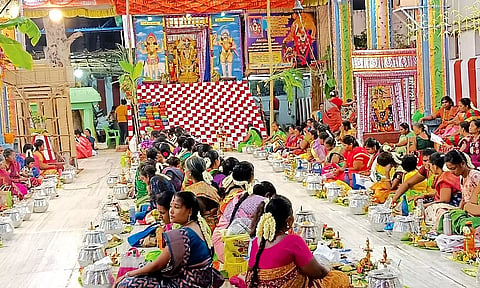 திருவிளக்கு பூஜை நடைபெற்றபோது எடுத் படம்.