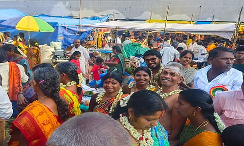செடல் அணிந்து அம்மனை வழிபட காத்திருக்கும் பக்தர்கள்