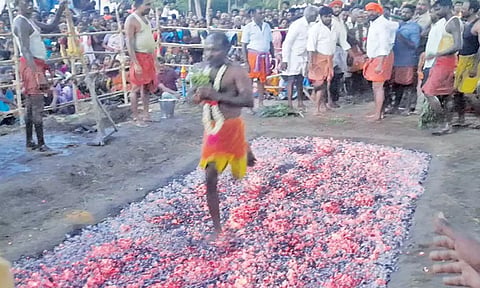 பக்தர்கள் தீமிதித்து நேர்த்திக்கடன் செலுத்தினர்.