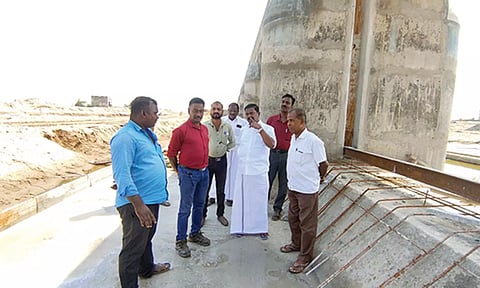 கதவணை அமைக்கும் பணியை முன்னாள் எம்.எல்.ஏ. பி.வி.பாரதி பார்வையிட்டார்.
