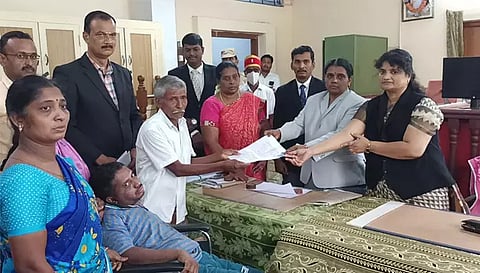 மாவட்ட முதன்மை நீதிபதி சுமதி இழப்பீடு தொகை வழங்கிய காட்சி.