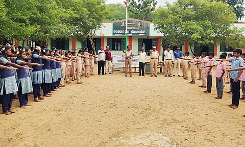 போதை தடுப்பு குறித்து பள்ளி மாணவர்கள்  உறுதிமொழி ஏற்று கொண்ட போது எடுத்த படம்.&nbsp;