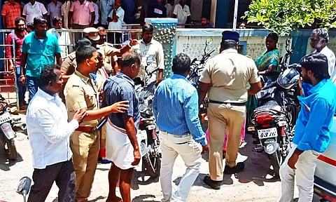ரகளையில் ஈடுபட்ட தம்பதியால் பரபரப்பு காட்சி.&nbsp;