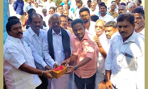 கொம்பாக்கம் வார்டில் குடிநீர் திட்ட பணிகளை எதிர்க்கட்சித் தலைவர் சிவா தொடங்கி வைத்த காட்சி.