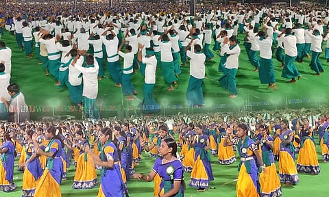 உலக சாதனைக்காக பவளக்கொடி வள்ளி கும்மியாட்டம்- 2000 பேர் பங்கேற்பு