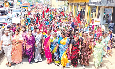 கருணாநிதி நூற்றாண்டு விழாவையொட்டி  தி.மு.க. மகளிரணி சார்பில் 10 ஆயிரம் பேர் கலந்து கொண்ட பிரம்மாண்ட பேரணி நடந்தது.&nbsp;