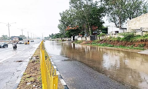 ஆம்பூர் சாலையில் தேங்கிய மழைநீர்