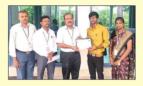 வெற்றி பெற்ற மாணவனை கல்லூரியின் டீன் மாரிச்சாமி  பாராட்டிய போது எடுத்த படம்.