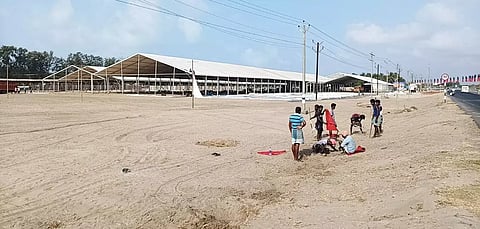 மாநாடு நடைபெற உள்ள இடத்தில் பந்தல் அமைக்கும் பணியில் ஈடுபட்டுள்ள ஊழியர்கள்
