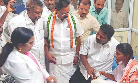பாதிக்கப்பட்ட சிறுமிக்கு செல்வபெருந்தகை எம்.எல்.ஏ. ஆறுதல் கூறிய காட்சி.&nbsp;