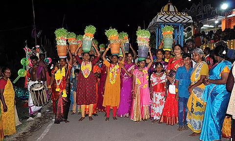 முளைப்பாரி ஊர்வலம் நடைபெற்றபோது எடுத்த படம்.