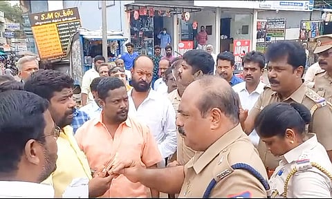 போலீசாருடன் வாக்குவாதத்தில் ஈடுபட்ட பா.ஜ.க.வினரை படத்தில் காணாலம்.