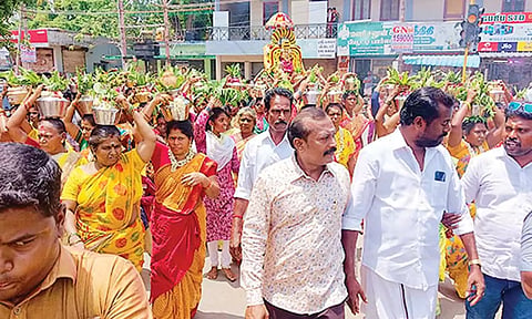 பால்குடம் எடுத்து வந்து பக்தர்கள் வழிபட்டனர்.
