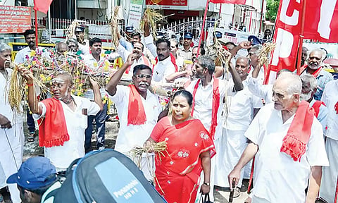 முற்றுகை போராட்டத்தில் ஈடுபட்ட கம்யூனிஸ்டு கட்சியினர்.
