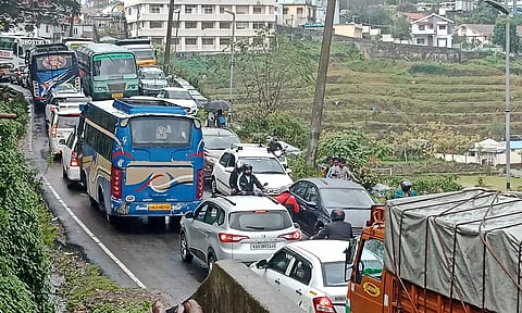 கொடைக்கானலில் போக்குவரத்து நெரிசலால் வாகனங்கள் நீண்ட வரிசையில் அணிவகுத்து நிற்கும் காட்சி.