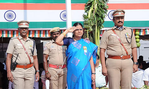 கலெக்டர் பூங்கொடி தேசியக் கொடியை ஏற்றி வைத்து மரியாதை செலுத்தினார்.