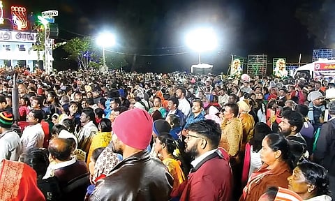 பெருவிழாவில் கலந்துகொண்ட பக்தர்கள்.