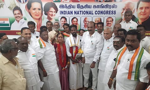 புதுச்சேரி காங்கிரஸ் கட்சி அலுவலகத்தில் நடந்த திருமணத்தை முன்னாள் முதலமைச்சர் நாராயணசாமி, மாநில தலைவர் வைத்திலிங்கம் எம்.பி. ஆகியோர் நடத்தி வைத்தனர்.