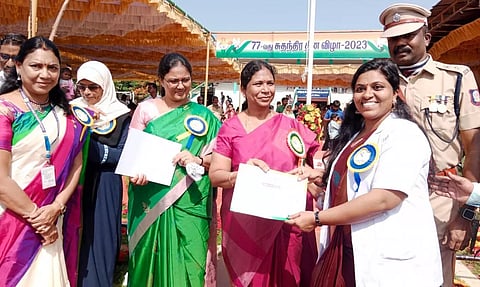 மருத்துவ சேவையினை பாராட்டி மருத்துவர் கனிமொழிக்கு கலெக்டர் சாந்தி நற்சான்றிதழை வழங்கினார்.