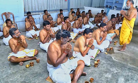 திருப்பூர் வெள்ளி விழா பூங்கா அருகே உள்ள  ராகவேந்திரா கோவிலில்  தர்ப்பணம் கொடுக்கும் நிகழ்ச்சியில் பங்கேற்றவர்களை படத்தில் காணலாம்.&nbsp;