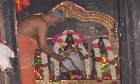 செங்கழுநீரம்மன் கோவிலுக்குள் இருக்கும் சன்னதிகள்
