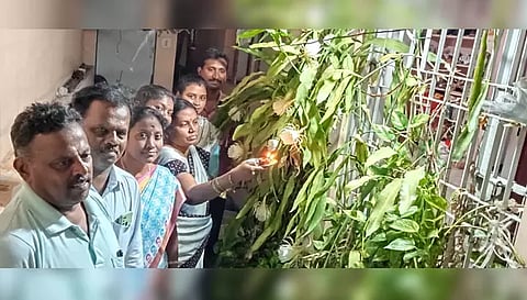 &nbsp;பிரம்ம கமலம்  பூவிற்கு தீபாராதனை காட்டி வழிப்பட்ட பொதுமக்கள்.