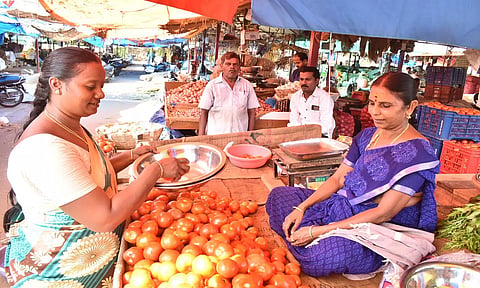 ஈரோடு வ.உ.சி மார்க்கெட்டில் தக்காளி விலை குறைந்தது