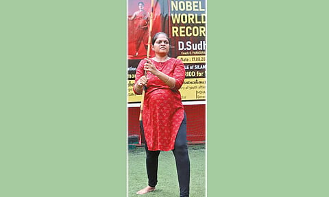 ஒரு மணிநேரம் சிலம்பம் சுற்றி கர்ப்பிணி பெண் சாதனை