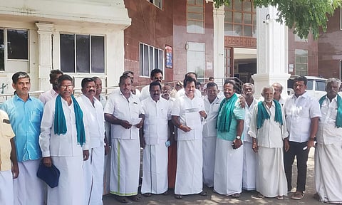 தேனி கலெக்டர் அலுவலகத்தில் புகார் அளிக்க வந்த விவசாயிகள்.