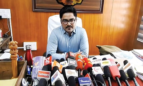 மாவட்ட வன அலுவலர் யோகேஷ்குமார்மீனா.
