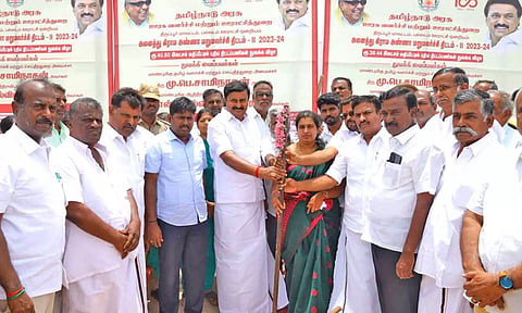 புதிய திட்டப்பணிகளை  அமைச்சர் மு.பெ.சாமிநாதன் தொடங்கி வைத்த காட்சி.&nbsp;