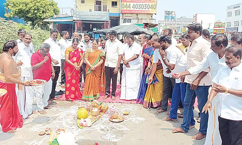 ரூ.20 லட்சம் மதிப்பீட்டில் பஸ் நிறுத்தம்-சாலை சீரமைக்கும் பணி: செல்வம் எம். பி., வரலட்சுமி மதுசூதனன் எம்.எல்.ஏ. தொடங்கி வைத்தனர்